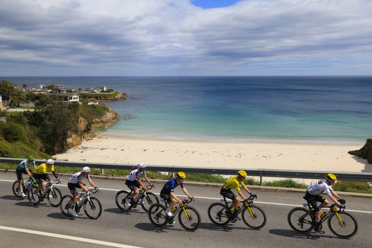 O Gran Camino 2026 - 5th Edition - 2nd stage Vilalba - Barreiros 148,6 km - 15/04/2026 - William Smith (GBR - Team Visma Lease a Bike) - Adam Yates (GBR - UAE Team Emirates - XRG) - Julius Johansen (DEN - UAE Team Emirates - XRG) - photo Luis Angel Gomez/SprintCyclingAgency©2026